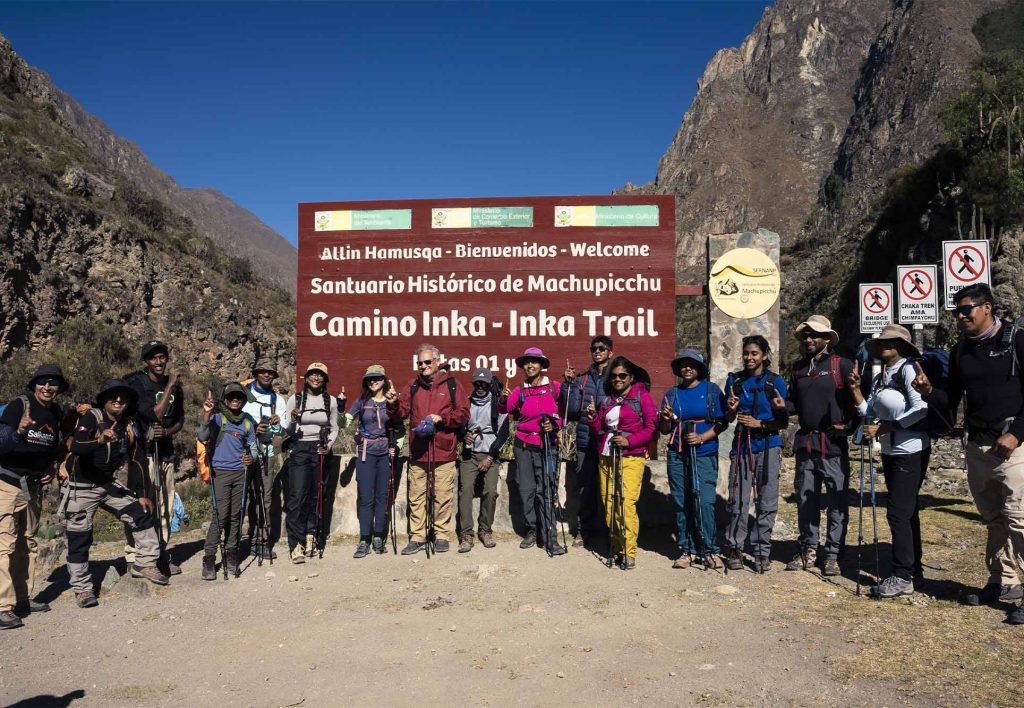 Turistas en el inicio del Camino Inca