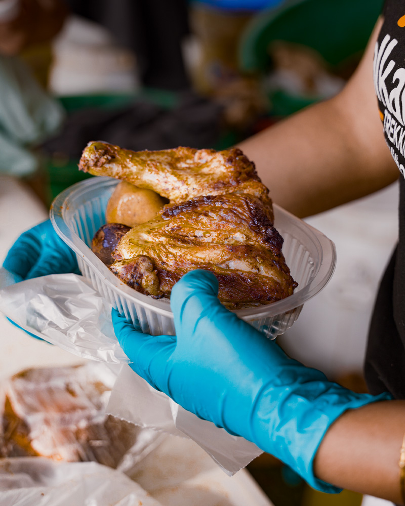 Pollada solidaria peruana en el campeonato deportivo de Salkantay Trekking Copa Salkantay