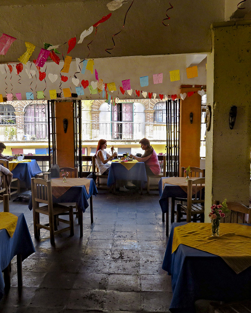 Dos personas comiendo en el restaurante pueblo viejo en Machu Picchu Pueblo