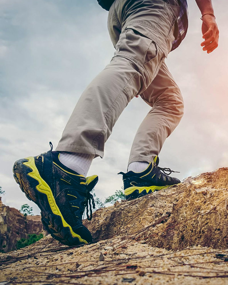 Hombre con zapatillas de trekking
