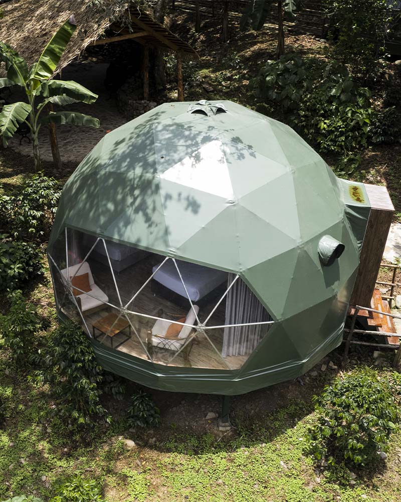 Campamento de lujo, glamping Super Jungle Domes en la Ruta Salkantay a Machu Picchu dia 3 vista desde drone