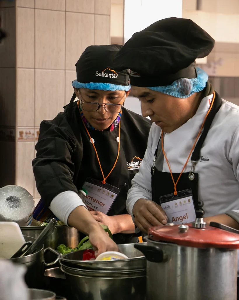 Talleres prácticos de Salkantay Trekking para cocineros en el instituto Khipu