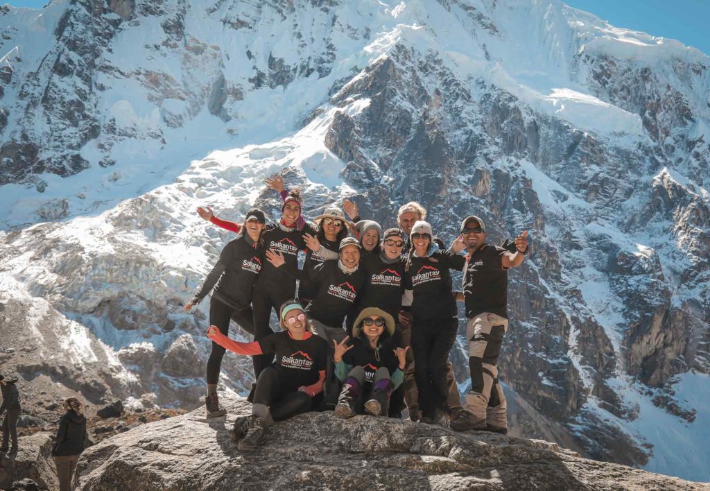 Turistas felices en el Paso Salkantay hacia Machu Picchu con el equipo de Salkantay Trekking