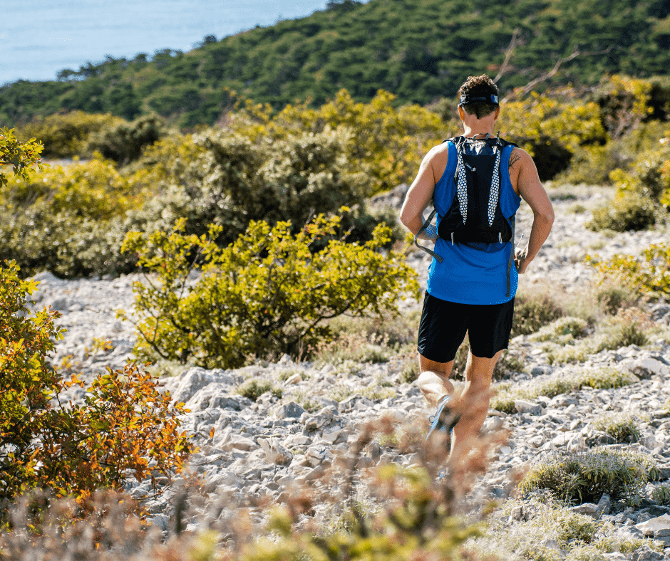 persona usando chaleco de hidratación en trail running