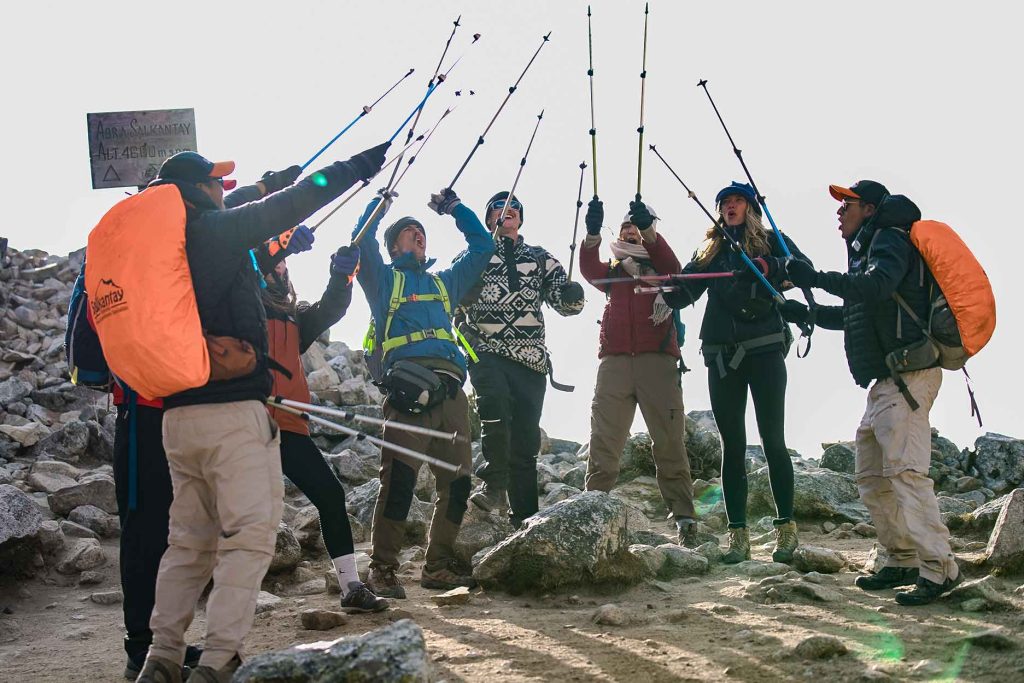 viajeros celebrando en el abra salkantay, en el salkantay Trek 