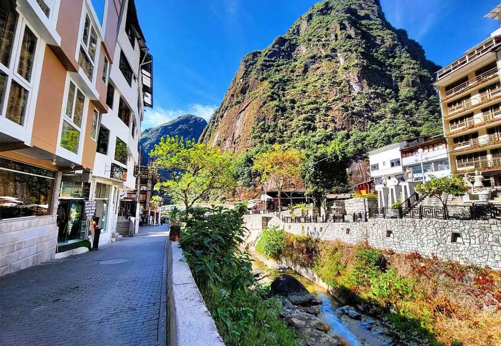Calles de Aguas Calientes, el pueblo a los pies de Machu Picchu, con la montaña Putucusi de fondo