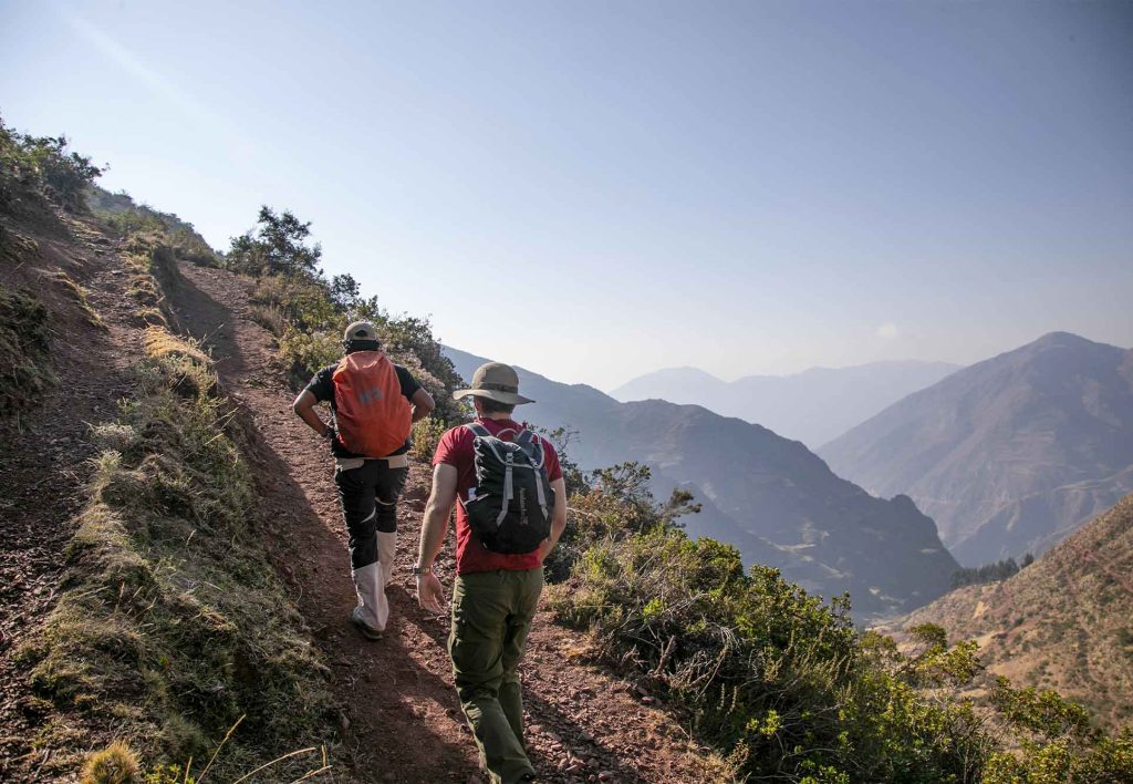Camino cantera del inca durante el atardecer en Ollantaytambo, Cusco, Peru