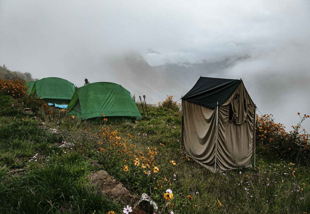 Grupos pequeños en las caminatas por la cantera del Inca para cuidado y sostenibilidad del Trek