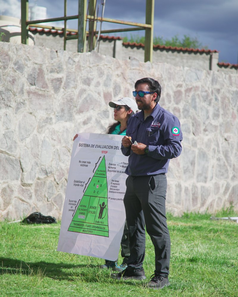 Un experto que imparte formación teórica a los guías