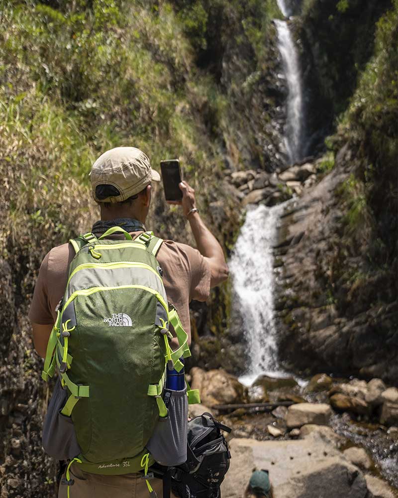 Mochila de trekking para varón en la Caminata Salkantay de 35 litros