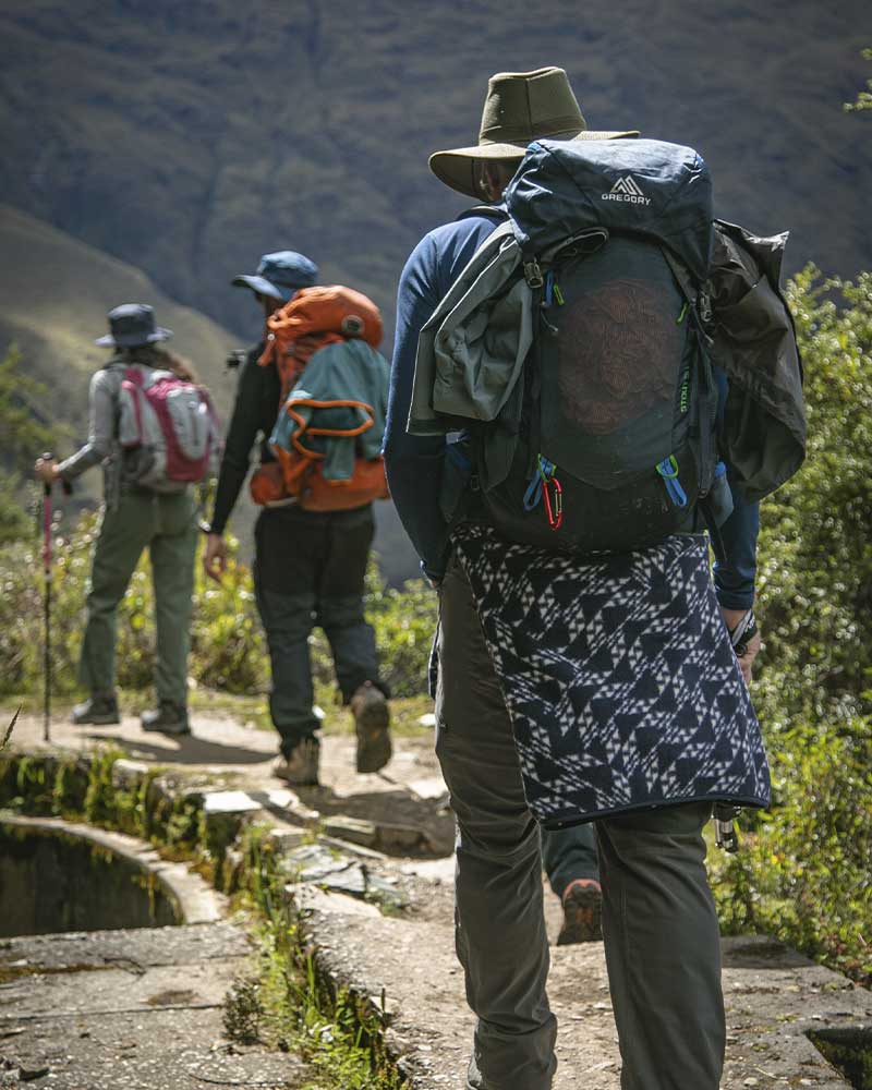 Senderistas iniciando la caminata Salkantay hacia Soraypampa, se muestra el tamaño de las mochilas que suelen llevar
