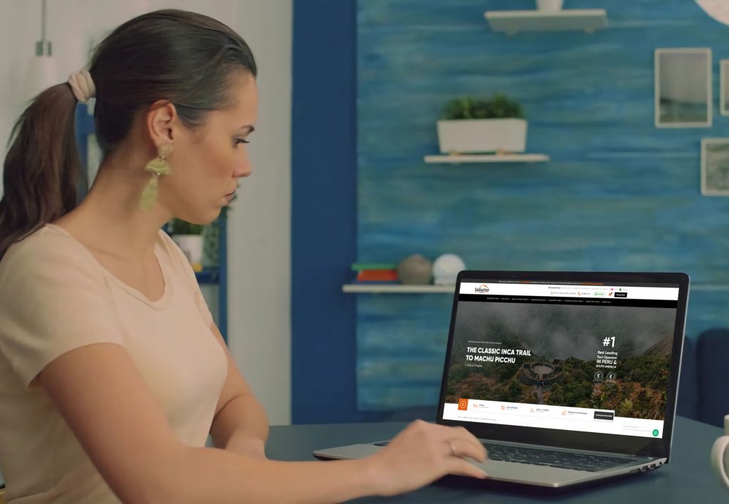 Turista abriendo la página de reservas para Camino Inca