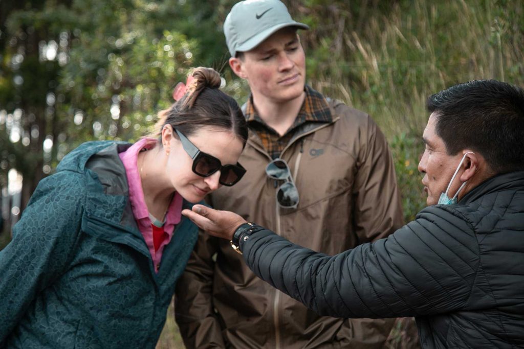 Turista respirando hoja de coca en un City Tour en Cusco,