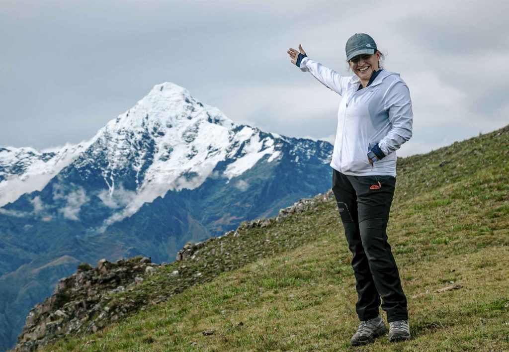 Turista con el nevado Veronika de fondo en la ruta Cantera del Inca