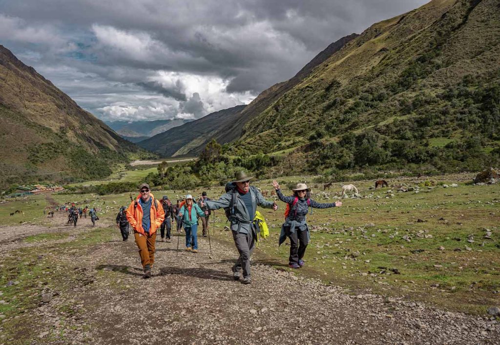 Grupo de truistas en la subida a la laguna Humantay, con ropa y equipo de trekking adecuado
