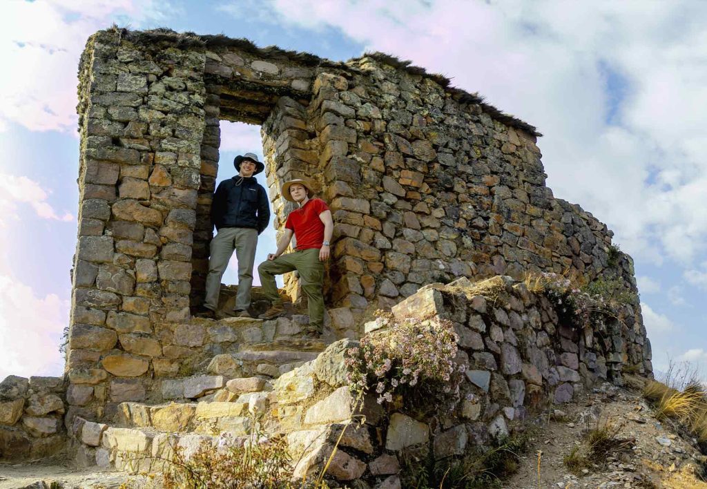 Turistas en el Inti Punku de Ollantaytambo, ruta Cantera del Inca, dia 2