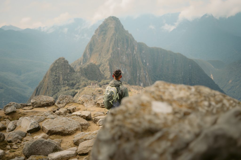 Turista en la ciudadela de Machu Picchu