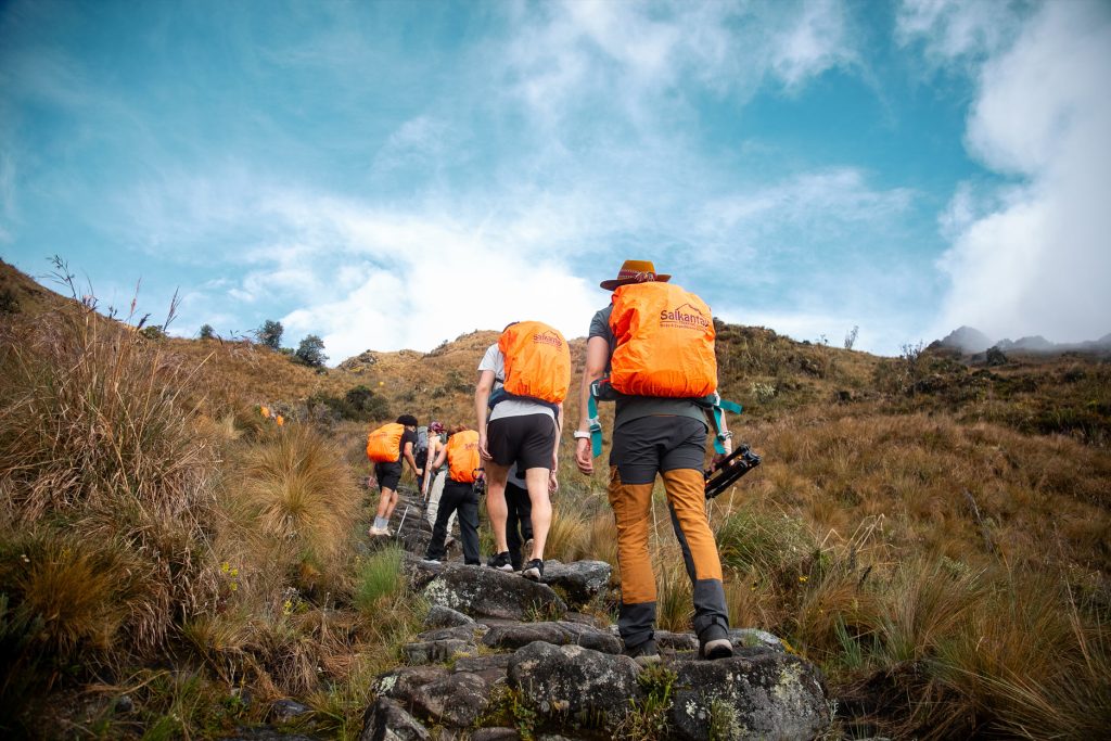 Grupo de turistas en el camino Inca