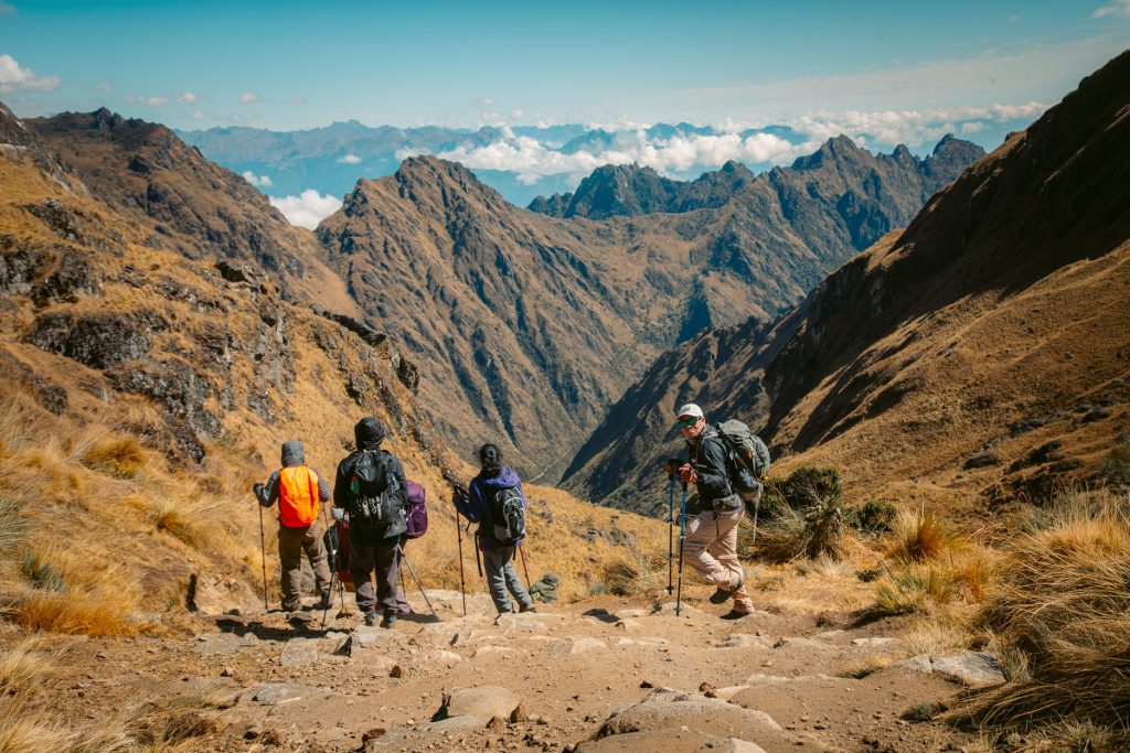Grupo de turistas en el punto más alto del Camino Inca.