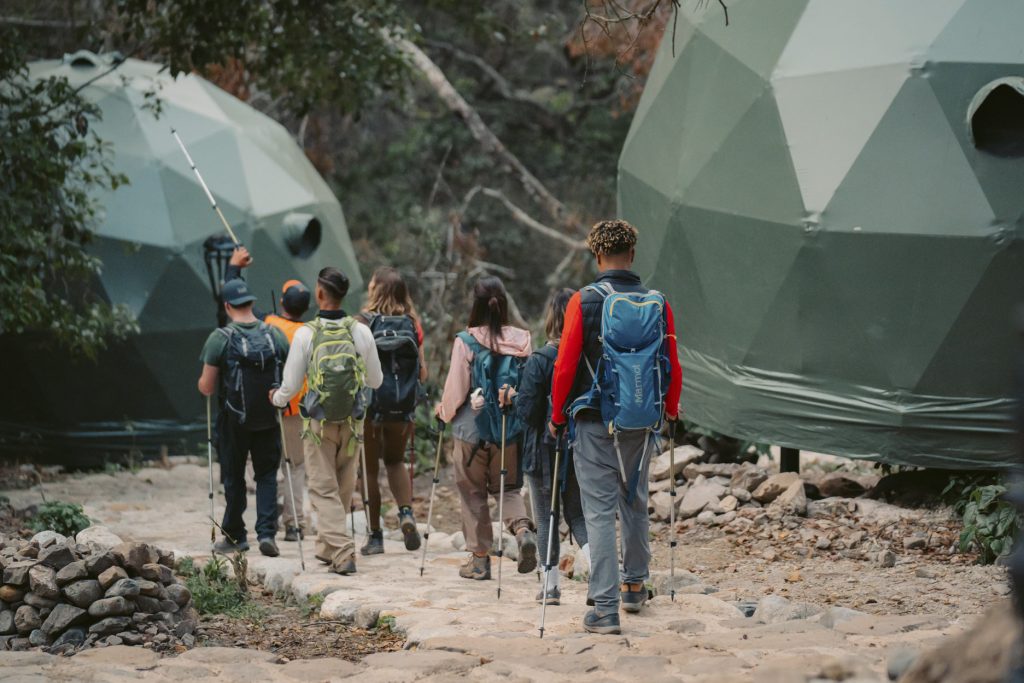 Turistas en el campamento Super Jungle Domes