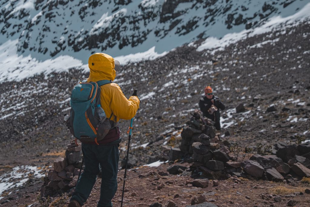 Turistas con equipo de trekking de alta montaña