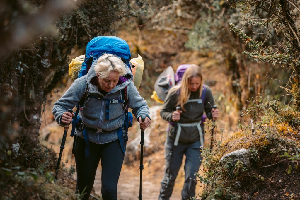Turistas cargando su mochila en el Camino Inca