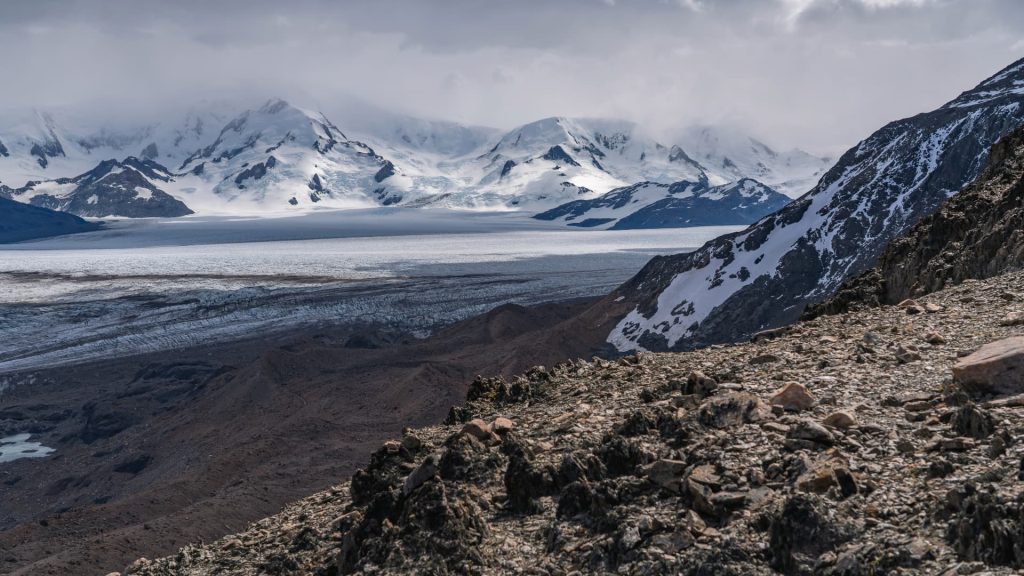 Excursionistas que recorren los exigentes senderos del remoto Circuito del Huemul, en la Patagonia.