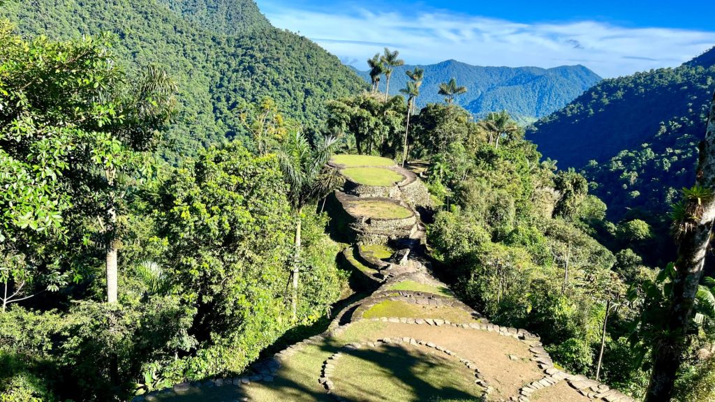 Una vista panorámica de las antiguas terrazas de piedra de la Ciudad Perdida, escondida en lo más profundo de la selva de Sierra Nevada.