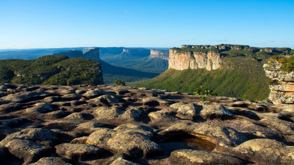 Una vista espectacular de las extensas mesetas y los profundos cañones del Parque Nacional de la Chapada Diamantina.