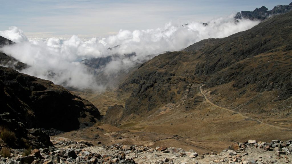 Excursionistas que recorren el antiguo empedrado preincaico del Sendero de Takesi a través de los Andes.