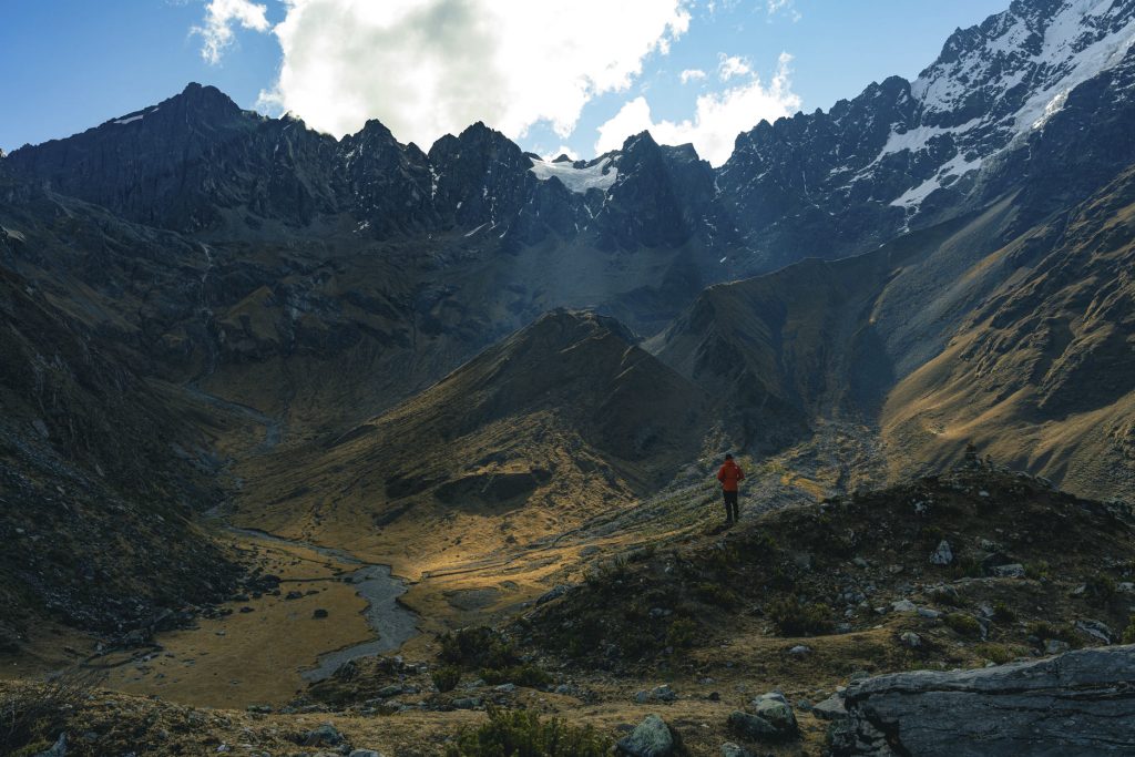 Un turista haciendo senderismo por la montaña