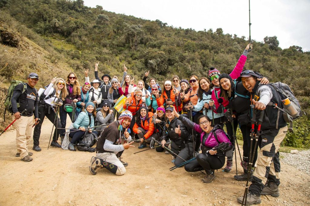Gran grupo de turistas al inicio de su caminata a la montaña Salkantay