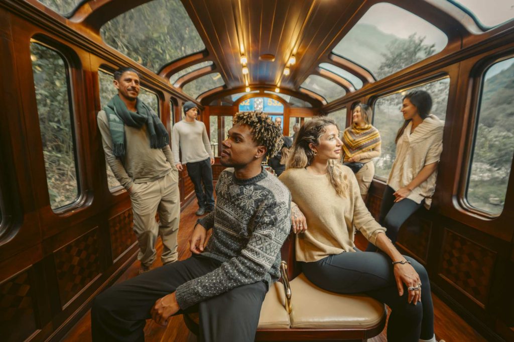 Grupo turistas en tren de Perurail a Machu Picchu