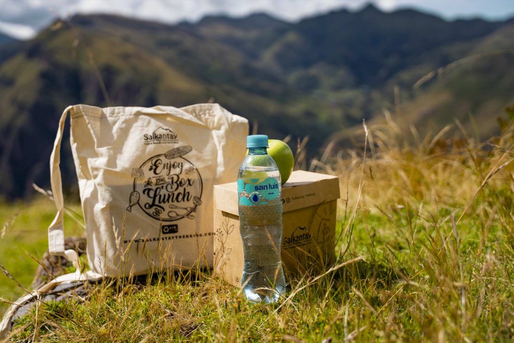 Snack o aperitivo para una caminata en las montañas