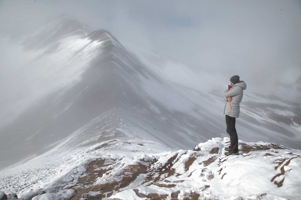 Un turista en la Montaña de Colores, en medio de un frío glacial