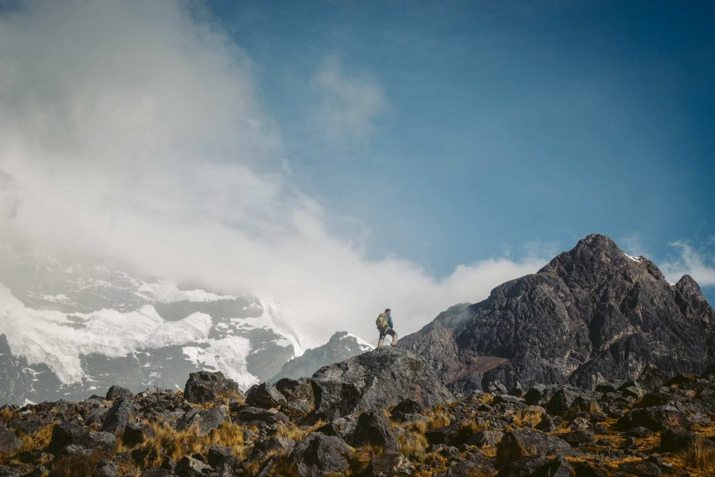 Un turista haciendo senderismo por las montañas andinas de Perú