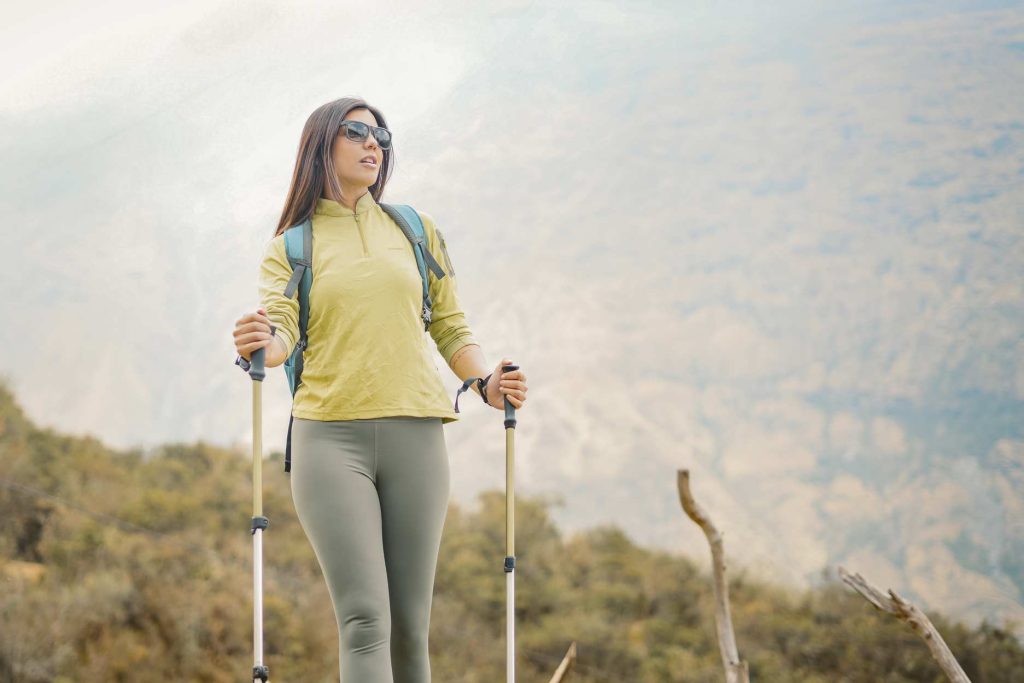 Una turista haciendo senderismo en las montañas andinas de Cusco