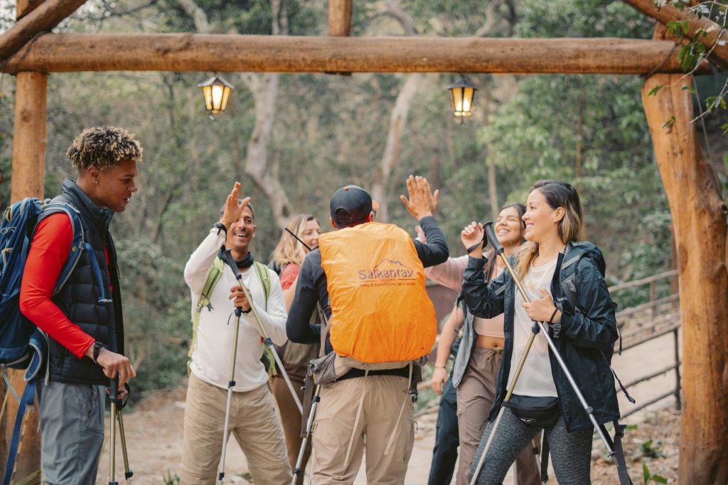 Grupo de turistas y su guía felices en la selva andina en la ruta Salkantay a Machu Picchu