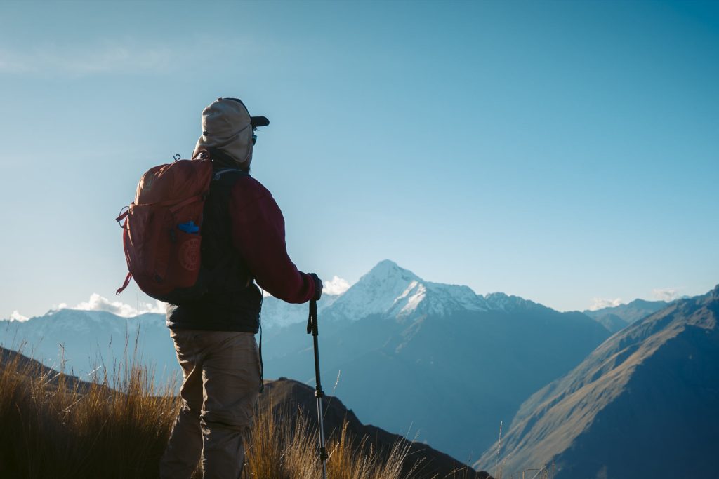 Turista contemplando los Andes peruanos en la ruta de Ancascocha.