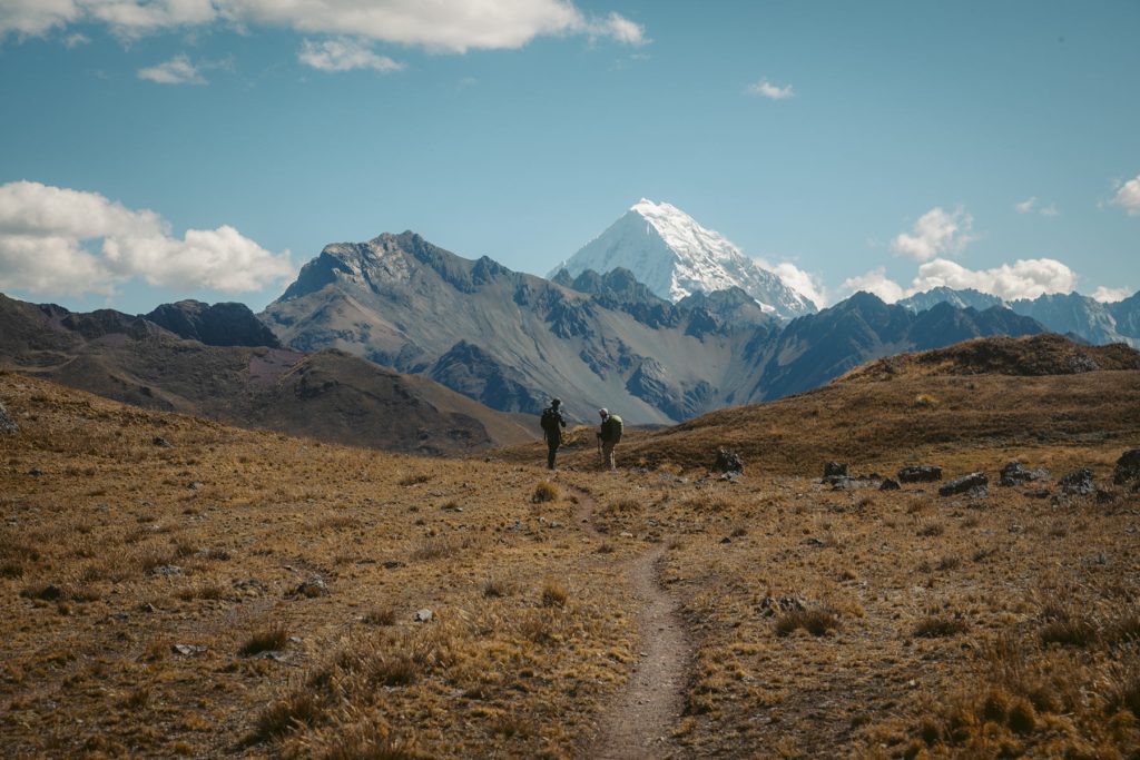 Turistas contemplando los Andes montañosos en la ruta de Ancascocha.