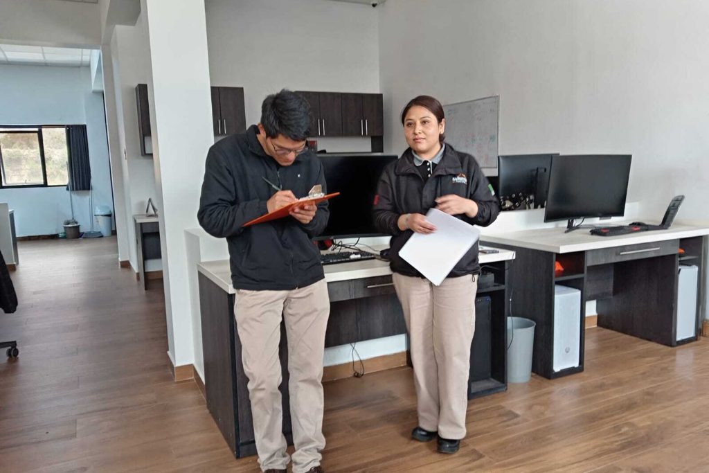 Colaborador firmando el compromiso contra el hostigamiento sexual