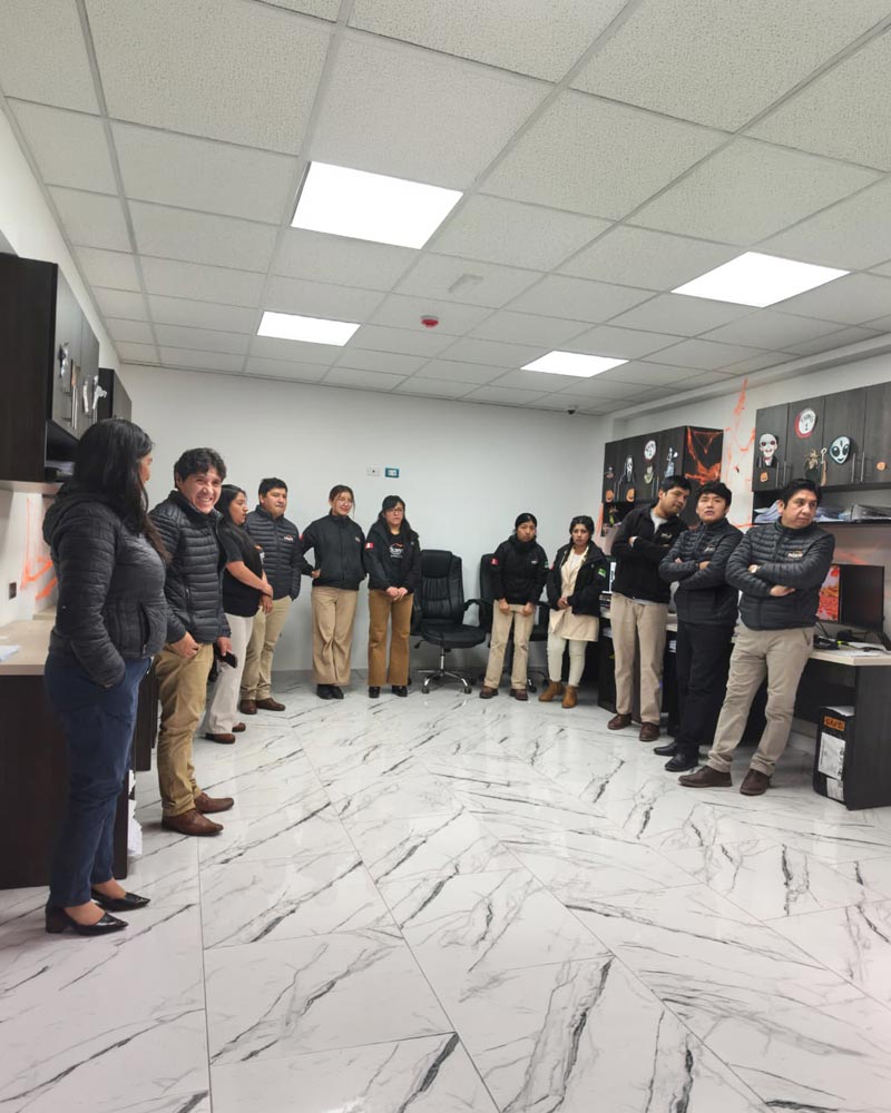 Colaboradores realizando la capacitación en sus oficinas