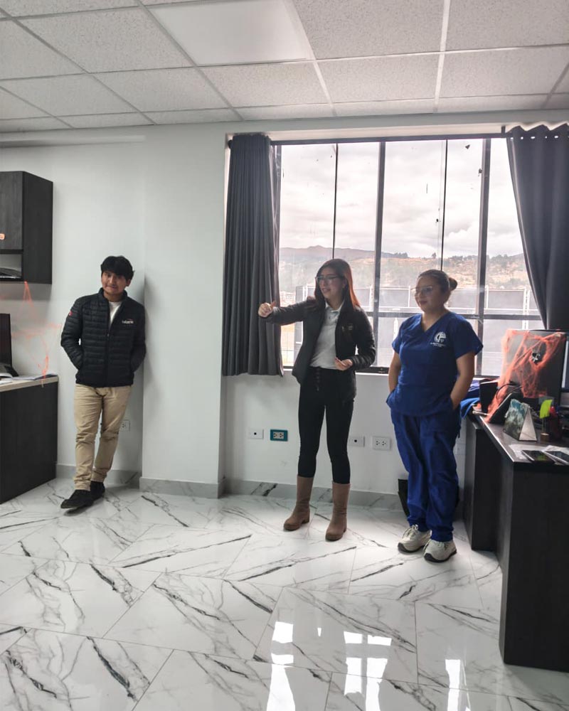 Colaboradores reforzando lo aprendido