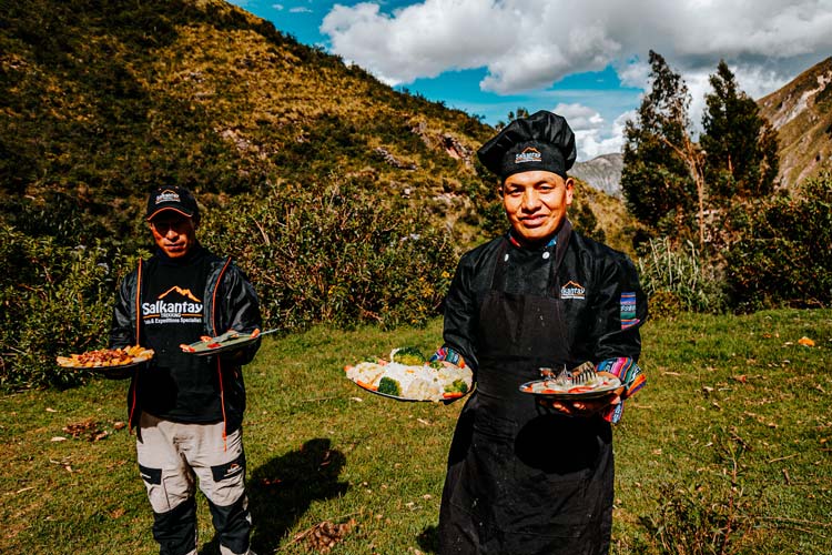 Cocineros de Salkantay Trekking sirviendo platos frescos en la ruta