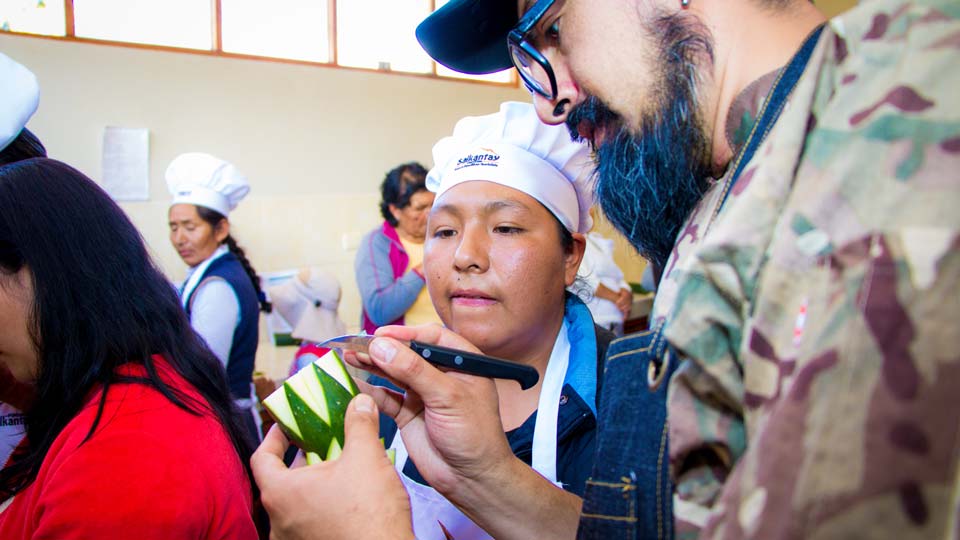 Cocineros aprendiendo manipulacion de alimentos y tecnicas de preparacion en una capacitacion