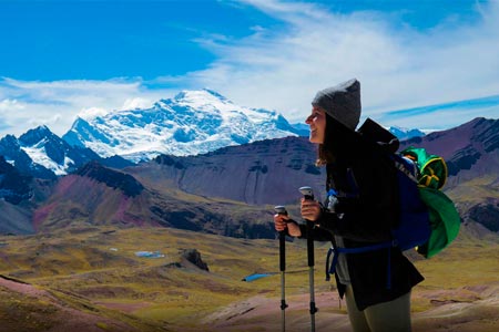 Viajero feliz con la energía de las montañas de los Andes