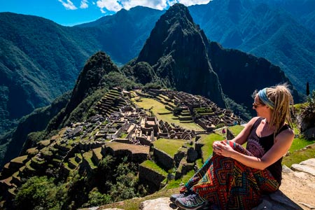 Un turista viendo Machu Picchu
