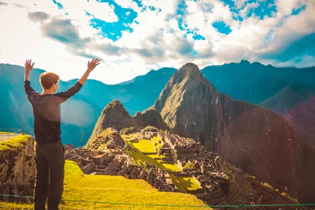 Turista impresionado con la inmensidad de Machu Picchu