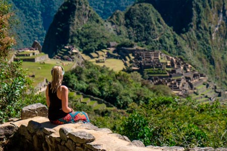 Viajero en el famoso sitio arqueológico de Machu Picchu