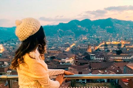 Turista viendo el impresionante atardecer de la ciudad del Cusco